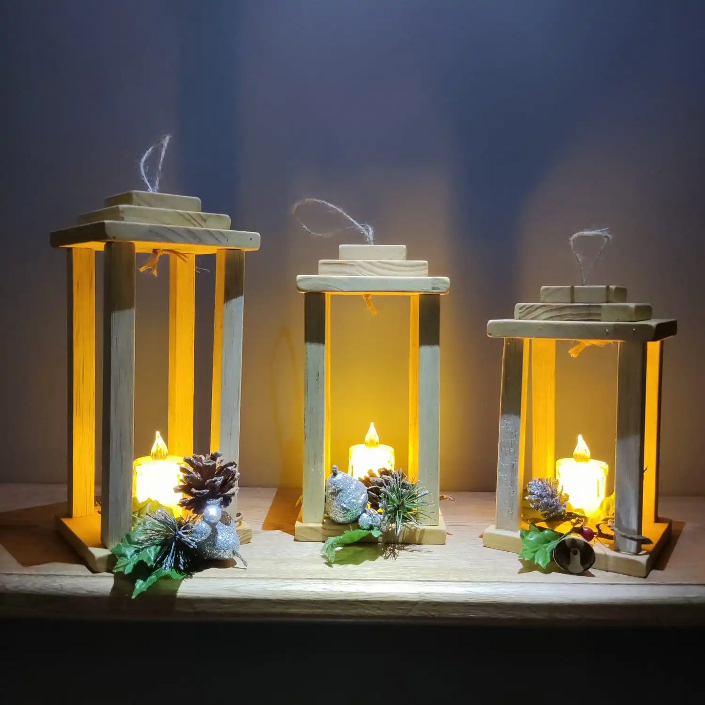 COMBO 3 FAROLES® EN MADERA 🎁 LLEVA COMO REGALO 3 VELAS LED.