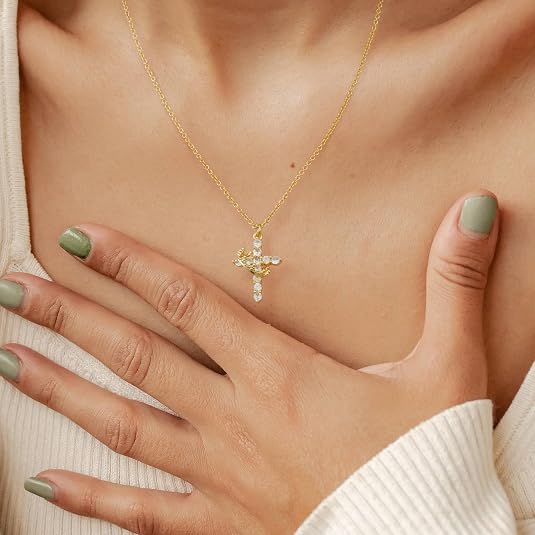 Collar de Cruz y Corona™Lleva cerca de ti un símbolo que representa aquello que verdaderamente importa.
