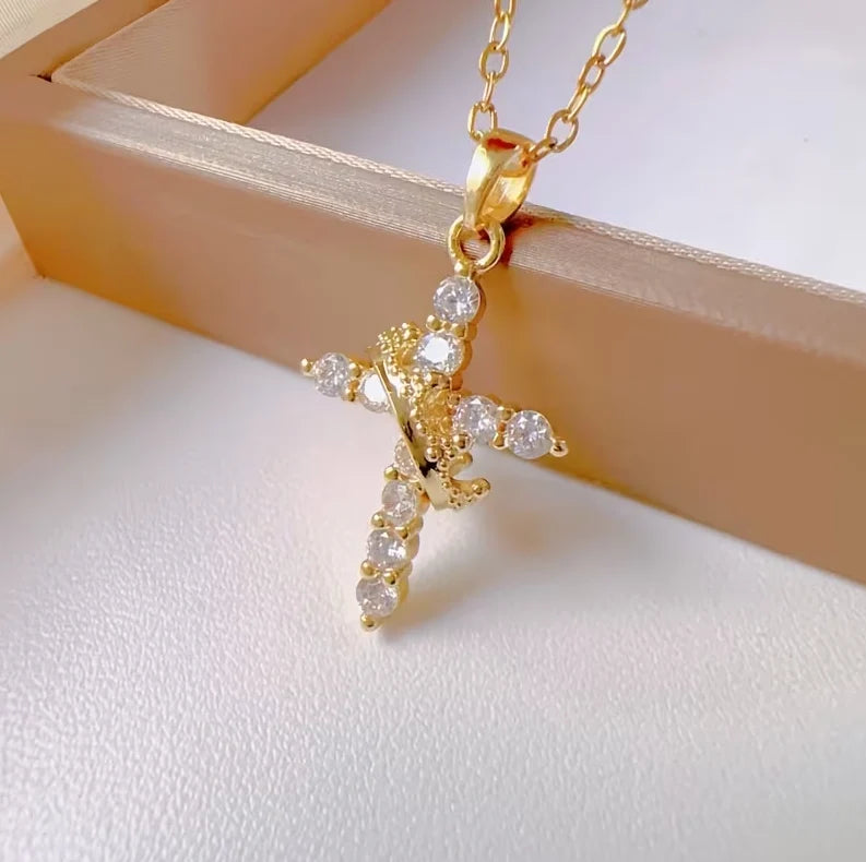 Collar de Cruz y Corona™Lleva cerca de ti un símbolo que representa aquello que verdaderamente importa.